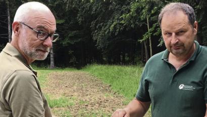 Bild: Clemens Fütterer
3000 Euro kostet ein Sack dieser zertifizierten, den Lebensräumen angepassten Wildkräuter-Samenmischung. Ingo Greim und Thomas Parton (von links) brachten den wertvollen Samen bisher auf 19 Einzelflächen zwischen der Silberhütte und Oberviechtach aus.