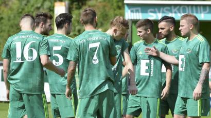 Bild: Hubert Ziegler
Ein knackiges Programm haben die Spieler der DJK Ammerthal auf der Zielgeraden der Vorbereitung. Am vergangenen Wochenende spielte die Mannschaft von Trainer Dominik Haußner beim SV Donaustauf, dem Top-Favoriten der Landesliga Mitte, diesen Samstag geht es gegen die DJK Vilzing aus der Bayernliga Süd.