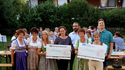 Bild: bkr
Beim bayerischen Abend im Pfarrgarten spendet der Katholische Frauenbundes 2000 Euro: (von links) Agnes Dötsch, Monika Voit, Christine Mayer, Stefanie Lauterbach und Christian Herzing (beide Diakonie Weidenberg), Renate Hirschmann, Andrea und Marco Weinkopf (beide Verein „Hilfe für das behinderte Kind“ aus Bayreuth).