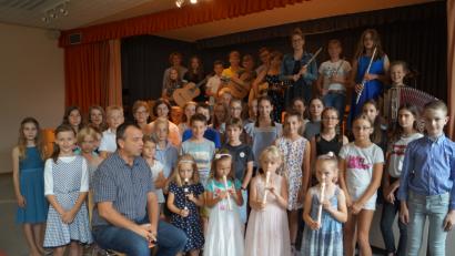 Rund 50 Musikschüler von Wolfgang und Sieglinde Ziegler zeigen beim Vorspielabend im Pfarrsaal ihr Können und ernten reichen Beifall.