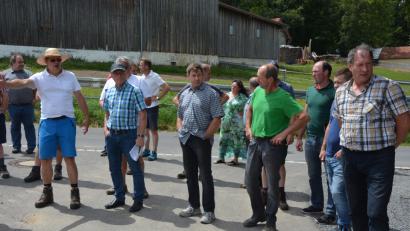 Bild: jr
Zahlreiche Landwirte und Vertreter von Behörden und Marktgemeinde trafen sich zu einer Flurbegehung in Höflas. Anschießend ging es weiter nach Grün und Konnersreuth.