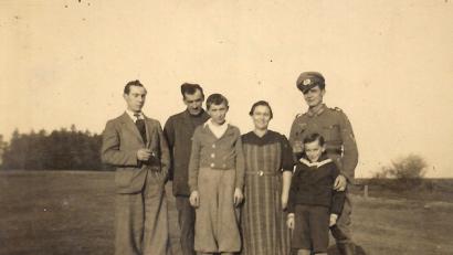Bild: wro
Auf dem Familienbild, das während des Zweiten Weltkriegs entstand, sind (von rechts): Hans Zeitler (im Krieg vermisst), davor seinen Bruder Adalbert, Anna Zeitler, Robert Zeitler, Vater Georg und Sohn Georg Zeitler.