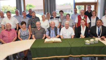 Bild: fvo
Der Vorsitzende des Heimatkundlichen Arbeitskreises (HAK) Waldthurn, Georg Schmidbauer (sitzend, Mitte) und sein Stellvertreter Josef Forster (sitzend, Dritter von links) tragen sich mit den Mitgliedern ins Goldene Buch der Marktgemeinde Waldthurn ein.