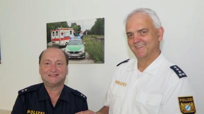 Inspektionsleiter Armin Kott (rechts) gratulierte Polizeioberkommissar Paul Groß (links) zum 40-jährigen Dienstjubiläum und überreichte ihm die Urkunde. 		Bild: Hirsch