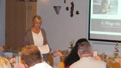 Bild: bjp
Über Zuchtgeschichte und Pflege tibetanischer Terrier spricht Gitta Sonntag-Buß beim Hundefreundeverein ARZLV