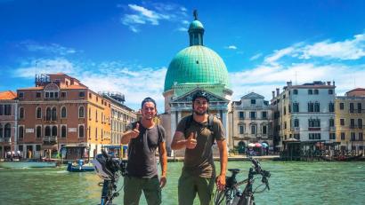 Bild: exb
Nach knapp 600 Kilometern mit dem Fahrrad haben die beiden OTH-Studenten Felix Zuppe (links) und Filip Hofmann das Reiseziel Venedig erreicht.