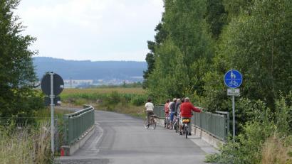 Bild: tr
Diese Radfahrer machen es richtig: Rechts fahren und auf Radwegschilder achten.