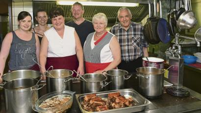 Bild: Petra Hartl
Seit 1855 ist der Landgasthof „Zum Bayerischen Johann“ in Oed bei Weigendorf in der Hand der Familie (von links): Sandra, Tina, Karin, Werner, Erika und Gerhard Bayer.