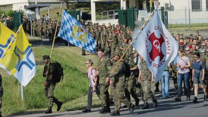 Bild: Ludwig Dirscherl
Soldaten pilgern zum Amberger Bergfest.