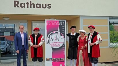 Bild: twi
Marktbürgermeister Karl Beer, Martina Klose, Münzprägemeister Bernhard Wild und Bürgermeister Armin Schärtl warben beim Wernberg-Köblitzer Bürgermeister Konrad Kiener (im Bild von rechts) für den Mittelalterlichen Markt in Nabburg.