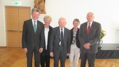 Bild: tu
Altbürgermeister Johann Walbrunn, Monika Müllner, Rita Reil und Altbürgermeister Willi Reil (von links) gratulieren Pater Alfred Blöth (Mitte).