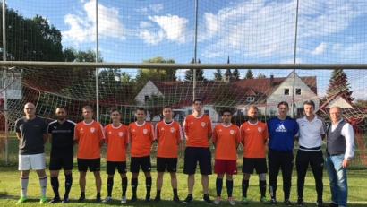 Bild: exb
Die DJK Weiden hofft mit ihren Neuzugängen auf eine erfolgreiche Saison: (von links) die A-Klassen-Trainer Trainer Erdinc Ahyüz und Andreas Herzog, Bernd Kneidl, Marko Brünsch, Janik Sailer, Niklas Grönwald, Nico Krebs, Joachim Borchert, Ronny Baeske, Kreisliga-Trainer Stefan Krebs, Abteilungsleiter Roland Jahn und Vorstand Reinhold Wildenauer. Nicht im Bild ist Alwin Hlina.