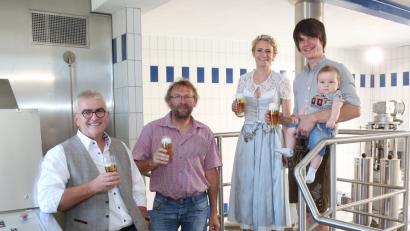 Bild: hwk
Was wäre eine Brauereibesichtigung ohne Bierprobe? Siemens-Standortleiter Alfred Koch, zweiter Bürgermeister Hermann Schraml und Bierkönigin Johanna Seiler lassen sich das Ergebnis der Arbeit von Johannes Ponnath (mit Sohn Julius, von links) schmecken.
