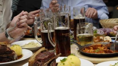 Symbolbild: Petra Hartl
Bier, Schweinshaxe, Knödel und Geselligkeit: Das alles findet man in den Wirtshäusern der Region.
