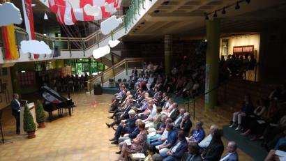 Rektor Peter Danninger zeigt die Geschichte der MS Kröte auf.