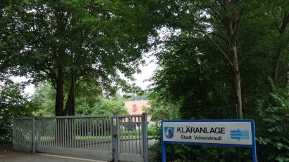 Bild: FJO
Das geschlossene Tor täuscht gewaltig. Die Kläranlage der Stadt steht den umliegenden Gemeinden auch weiterhin offen. Allerdings wird eine Anlieferung erheblich teurer.