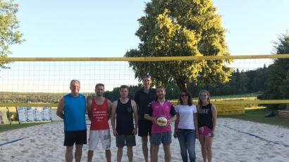 Bild: jr
Sachpreise gab es für die besten Teams des Turniers. Im Bild (von links) Turnierleiter Reinhard Betzl, David Wiedemann, Michael Wolfrum, Florian Steiner, Bob Martin, Christina Martin und Ricarda Zeitler. Es fehlt Moni Reisinger.