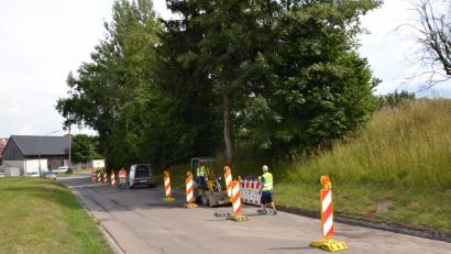Die Firma Fugen-Tec aus Hünfelden hat mit der Säuberung der Granitrandzeilen begonnen. Danach soll der Asphalt abgefräst und durch Flüsterasphalt ersetzt werden. Während der rund 14-tägigen Arbeiten ist die Ortsdurchfahrt in diesem Bereich mit Ampelanlage nur einseitig befahrbar.