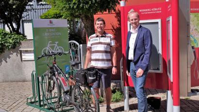 Bild: twi
Thomas Klinger (links) und Bürgermeister Konrad Kiener nehmen die neue E-Bike-Ladestation in Betrieb