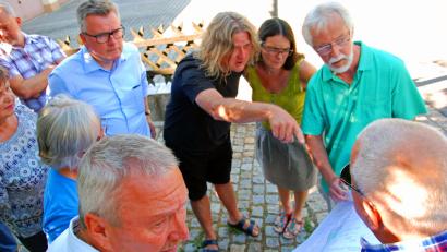 Bild: Andreas Royer
Zusammen mit der SPD-Stadtratsfraktion hörte sich Bürgermeister Michael Göth am Hitzelmühlweg die Einwände der Anwohner an.