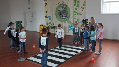 Bild: gz
Beim ADAC-Sicherheitstraining lernen die Grundschüler unter anderem das richtige Verhalten an einem Zebrastreifen.