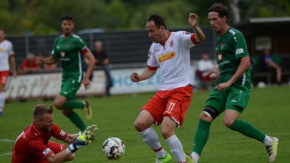 Bild: HAM
In dieser Szene scheiterte Sebastian Freis (weißes Trikot) noch an Schweinfurts Keeper Alexander Eiban. Kurze Zeit später traf der Jahn-Angreifer zum zwischenzeitlichen 3:1 gegen Schweinfurt.