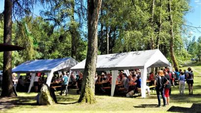 Bild: jml
Feiern im Zelt ist viel schöner, als in der prallen Sonne. Das OWV-Waldfest im Kohlberger Ortsteil Schlemm zieht jedes Jahr viele Besucher an. Heuer nützen die Veranstalter die Gelegenheit und sammeln gleich Unterschriften für ein Volksbegehren.