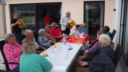 Bild: gz
AWO-Vorsitzender Fritz Möstl gratuliert Betty Linsmeier zum Geburtstag und begrüßt die Senioren. Josef Maier spielt mit dem Akkordeon ein Ständchen.