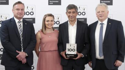 Bild: exb
Die „TOP 100“-Preisverleihung fand in Ludwigsburg statt. Im Bild (von links) H. Linhart, regionaler Serviceleiter Stuttgart, Fr. Ring, Technische Service-Organisation, Mentor H. Yogeshwar und Robert Eibl, Geschäftsführer der MMM.