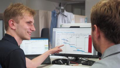 Bild: ZF
Vom Studenten zum Entwicklungsingenieur zum Projektleiter: Marcel Hanisch (links) macht nach dem Abitur Karriere bei ZF.