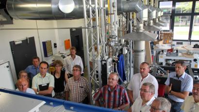 Bild: exb
Im Institut für Energietechnik an der OTH Amberg: Interessiert zeigten sich die AOVE-Verantwortlichen an der digitalen Erfassung von Energiedaten über Sensoren, die Maximilian Conrad im Kompetenzzentrum für Kraft-Wärme-Kopplung vorstellte.