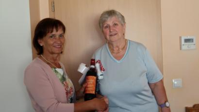 Bild: adj
Gerlinde Sossalla (links) gratuliert im Namen des 1.SKC ihrer Vereinschefin Karolina Humig.