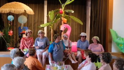 Bild: le
Die Senioren lachen Tränen beim Auftritt der Damen in Badeanzügen der 1920-er Jahre.