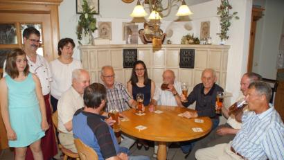 Bild: mmj
Donnerstag-Stammtisch beim “Wirt” : Alfons Zilk junior mit seiner Frau Lisa und Tochter Franziska (stehend) gesellen sich gerne dazu. In der Runde fühlen sich auch Alfons Zilk senior (sitzend links) und Tochter Annalena wohl. Nicht im Bild Seniorchefin Elfriede Zilk. Die Glocke im Metzgerladen hat wieder gebimmelt.