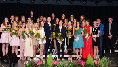 Bild: Köppel
Für alle Schüler mit einem Notendurchschnitt bis einschließlich 1,9 gab es eine Sonnenblume und wertvolle Geschenke. Zu dem großartigen Ergebnis der Gruppe I gratulierten (von rechts) stellvertretender Schulleiter Jürgen Gleixner, zweiter Fördervereinsvorsitzender Roland Nitsche und Schulleiterin Gabriele Dill.