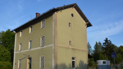 Bild: jr
Das Gebäude des alten Bahnhofs in Pechbrunn wird laut einer Mitteilung der Deutschen Bahn abgerissen. Ein genauer Zeitpunkt wurde aber nicht genannt.