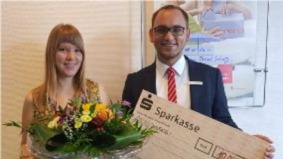 Bild: exb
Die strahlende Gewinnerin Maria Schwandner und ihr Kundenberater David Raab.