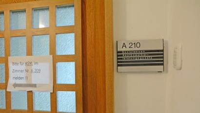 Bild: Gabi Schönberger
Der Arbeitsbereich Asyl am Landratsamt. Der Landrat sorgt sich um die Sicherheit der Mitarbeiter.