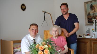 Bild: sm
Margareta Schlosser freut sich über die Glückwünsche von Ernst Schicketanz (links) und Philipp Späth.