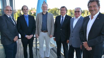 Bild: jr
Mit dieser Mannschaft geht der Lions-Club Tirschenreuth ins neue Geschäftsjahr 2018/2019. Mit dabei sind (von links) Ludwig Reber, Dominik Neitz, Peter Beer, Präsident Franz Göhl, Vizepräsident Albert Saller und Anton König.