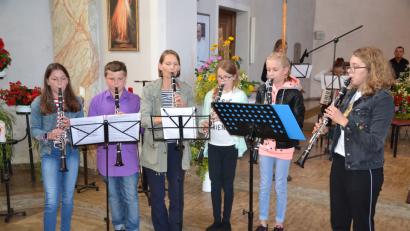 Bild: gi
Die Klarinettengruppe präsentiert sich mit „Farewell to the Forest“ von F. Mendelsohn Bartholdy mit ihrer Lehrerin Daniela Ermer.