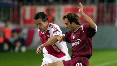 Bild: Michal Kamaryt/dpa
Tschechischer Zweikampf in der Champions-League: Tomas Polacek (rechts), spektakulärer Neuzugang bei der SG Waidhaus/Pfrentsch, spielte mit Sparta Prag in der Saison 2005/06 in der Königsklasse. Dabei traf er in der Partie gegen Ajax Amsterdam auch auf Landsmann Tomas Galasek (links). Galasek spielte später beim 1. FC Nürnberg und war auch Trainer bei der SpVgg SV Weiden.