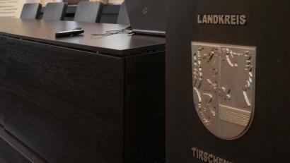 Bild: tr
Wer ab Mai 2020 im großen Sitzungssaal des Landratsamts als Landrat die Sitzungen leiten wird, ist noch völlig offen. Bisher hat nur die CSU einen Kandidaten in Position gebracht.