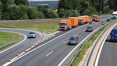 Bild: Thomas Dobler
Überall dort werden an den Autobahn Zu- und Ausfahrten von der Autobahnmeisterei Schwandorf Teile der Markierung ausgebessert. „Die Markierungen waren nur aufgesprüht worden, als die Lärmschutzsanierung der Fahrbahn erledigt war; jetzt werden sie neu gemacht“, informierte Leiter Mathias Klisch von der Autobahnmeisterei. Die Arbeiten dauern jeweils nur einen Tag, wobei der Verkehr durch die kurzfristige Verengung auf eine Fahrbahn behindert wird.