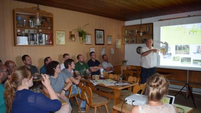 Bild: bnr
Bürgermeister Richard Tischler stellte drei Varianten für die Ausgestaltung des neuen Spielplatzes vor. Den Eltern gefielen sie.