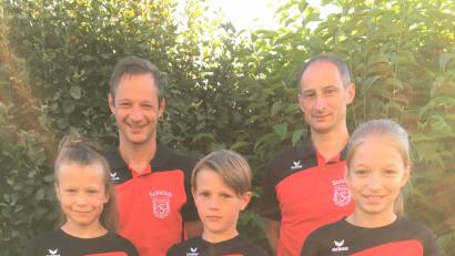 Bild: tu
Leonie Essler, David Hartwig und Annika Schön (von links) sind in ihren Klassen Oberpfalzcup-Sieger geworden. Dafür ehrten sie Trainer Alexander Schön und Christian Enslein (von links).