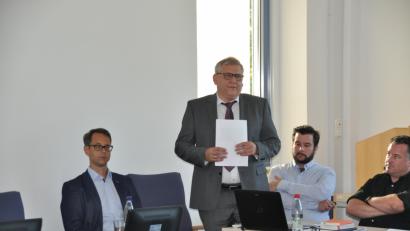 Bild: ak
Primus-Geschäftsführer Jürgen Meyer-Menz (stehend) steht den Gemeinderäten Rede und Antwort zu einer möglichen Photovoltaikanlage entlang der Bahnlinie Kirchenlaibach–Weiden.