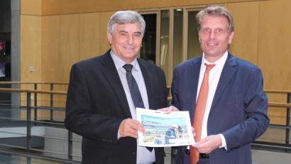 Bild: exb
Staatssekretär Thomas Bareiß (rechts) vom Wirtschaftsministerium sprach mit MdB Karl Holmeier zum Thema Verkabelung des Ostbayernrings.