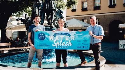 Bild: Dominik Lenz
Das erste Ferienwochenende in Amberg wird nass! Auf dem Marktplatz startet das Watersplash-Event. Franz von Klenck (Vize-Präsident Round Table 235 Amberg-Sulzbach), Simone Plail und Thomas Eichenseher (beide Stadtmarketing Amberg, von links) präsentierten das Banner dazu.