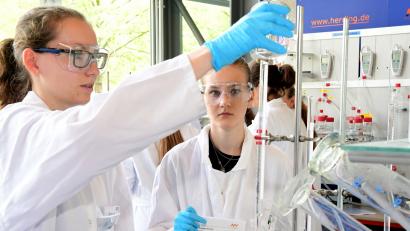 Bild: Petra Hartl
Am Labortag des ostbayerischen ScienceCamps an der OTH in Amberg stellen Zehntklässler Biodiesel her.